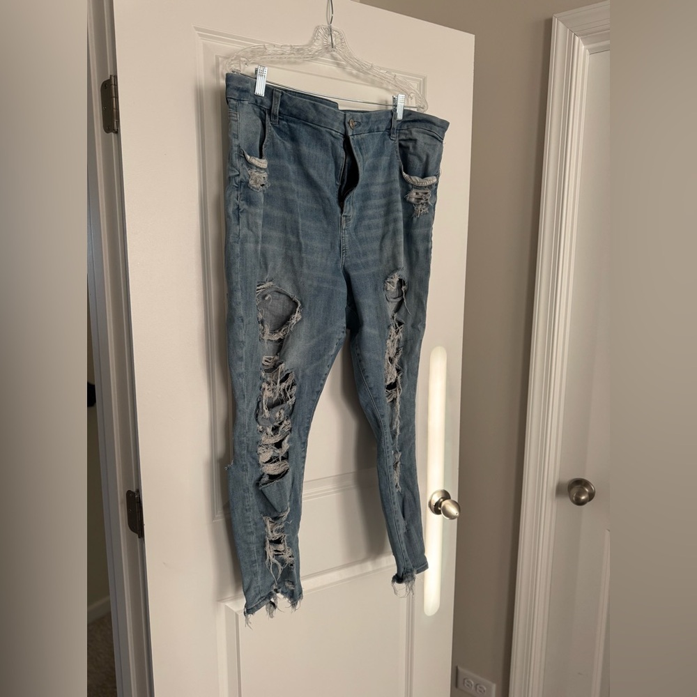 American Eagle Light Wash Distressed Jeans